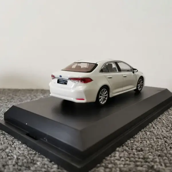 1:43 Scale Diecast Alloy Car Model Collectible - Image 4