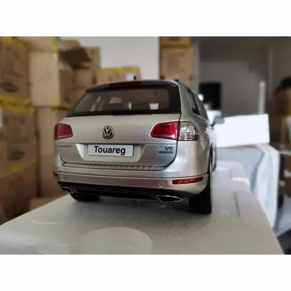Volkswagen Touareg 2010 SUV Alloy Model 1:18 Flaws - Image 3