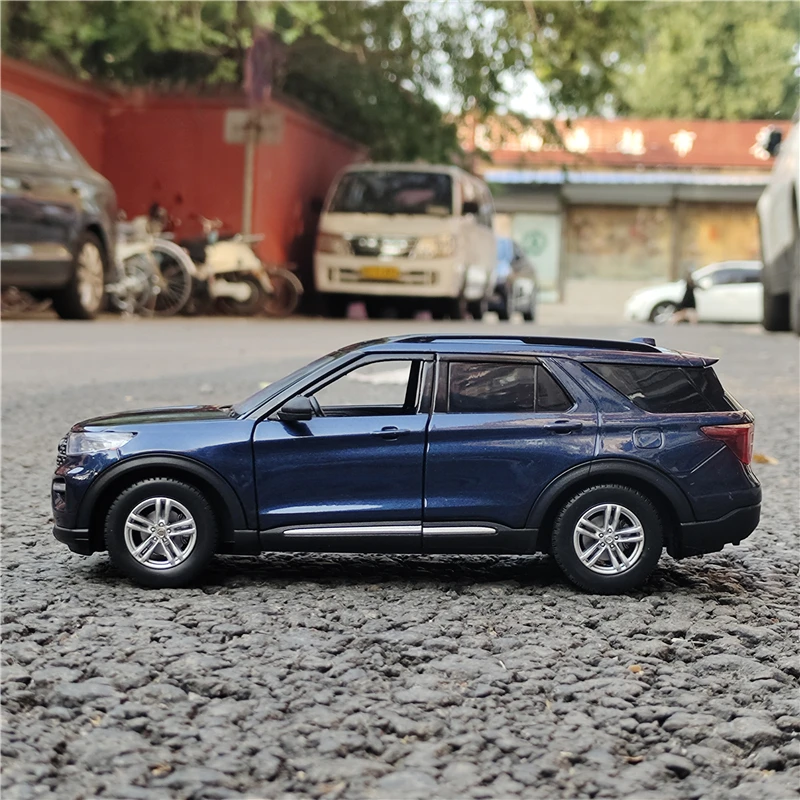 1:24 Alloy Ford Explorer XLT Diecast Model 3 1:24 Alloy Ford Explorer XLT Diecast Model - Image 3
