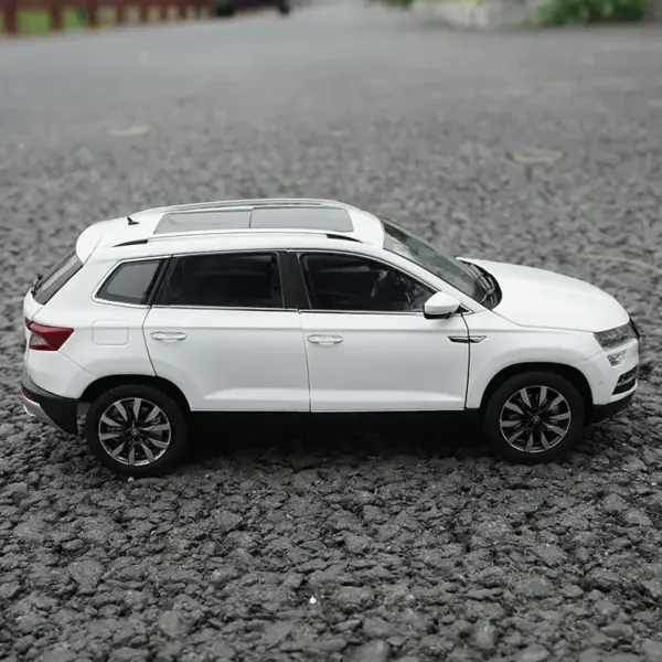 Skoda Karoq Diecast Model Car 1:18 Scale - Image 3