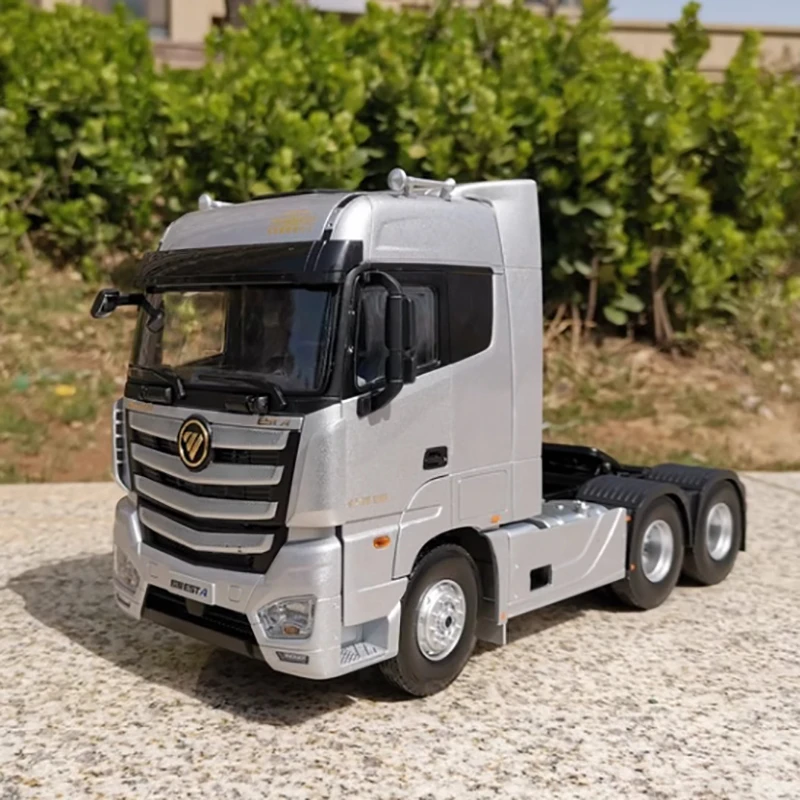 Diecast Alloy 1:24 AUMAN EST-LNG Truck Model 2 Diecast Alloy 1:24 AUMAN EST-LNG Truck Model - Image 2