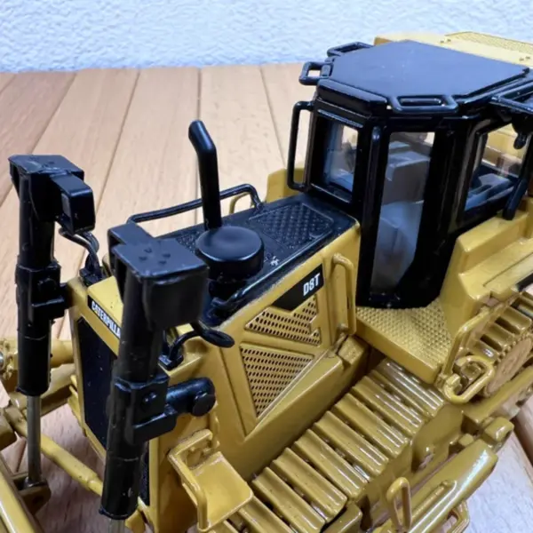 CAT D8T Crawler Bulldozer Alloy Model with Flaws - Image 5