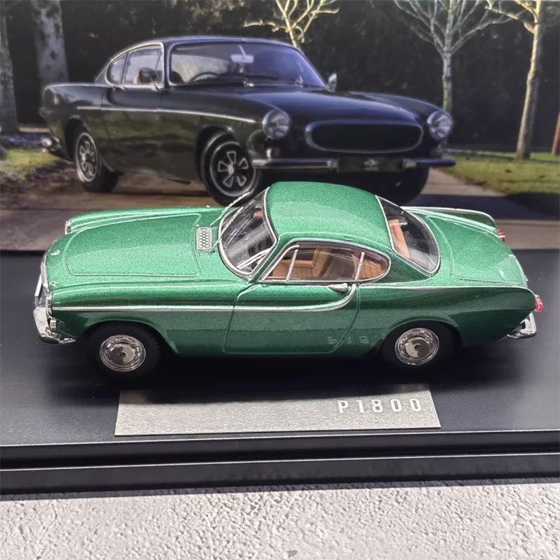 1/43 Scale Diecast Classic Luxury Car Model 2 1/43 Scale Diecast Classic Luxury Car Model - Image 2