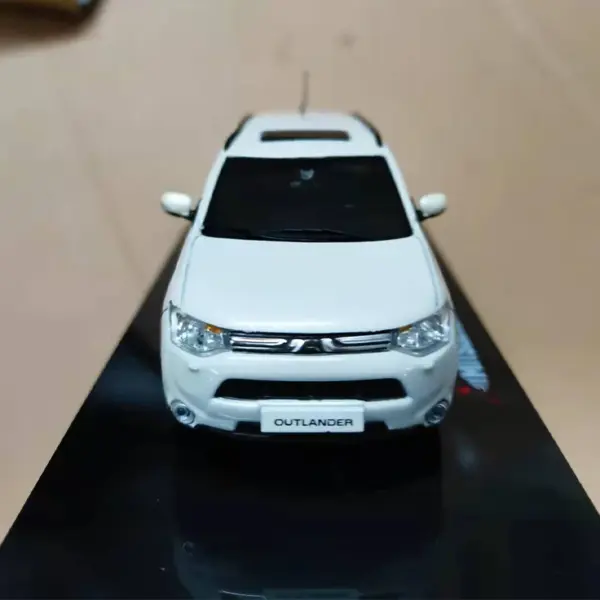 1:43 Scale Alloy Outlander Diecast Car Model - Image 3