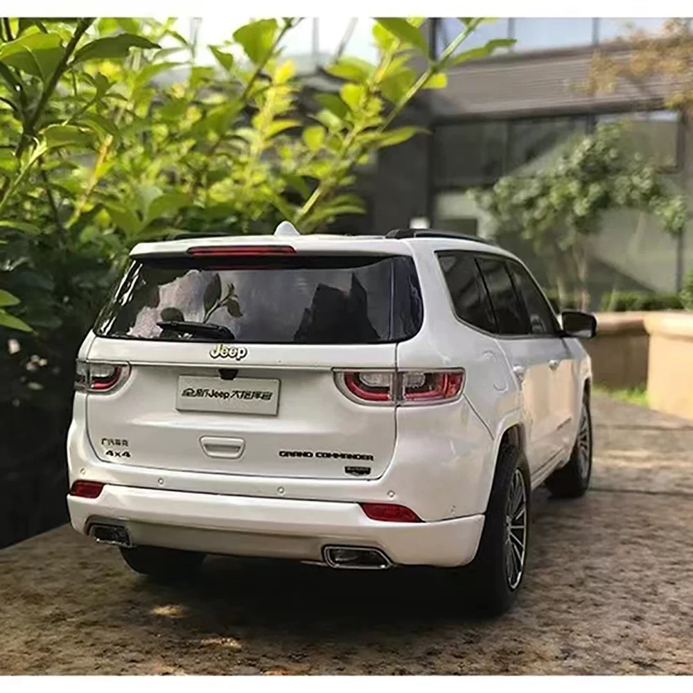 1:18 Scale Jeep Commander Alloy Model Car 2 1:18 Scale Jeep Commander Alloy Model Car - Image 2