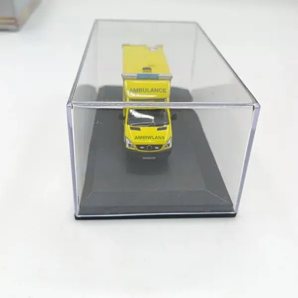 1:76 Scale OXFORD Diecast Ambulance Model - Image 2