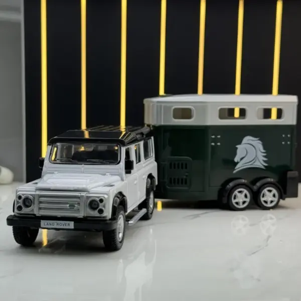 1:36 Scale Land Rover RV Diecast Toy Model - Image 2
