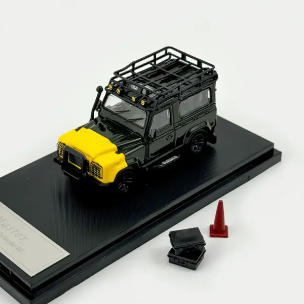 Master 1:64 Diecast Land Rover Defender 90 - Image 9