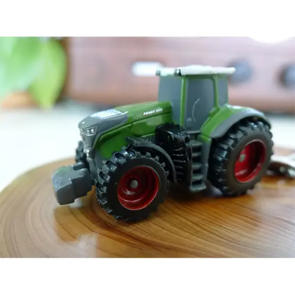 Fendt 1050 Tractor Keychain Green 1:128 Scale - Image 4
