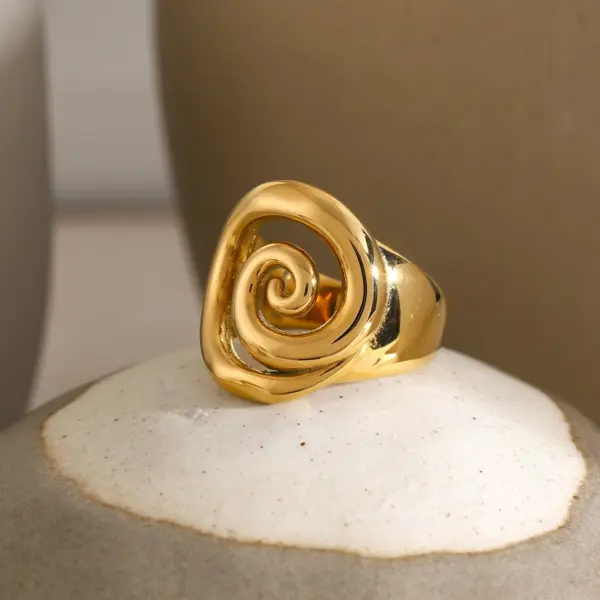 18K Gold Geometric Fashion Ring for Women - Image 6