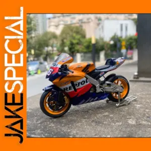 1/18 Scale Honda RC211 & Yamaha YZR M1 Model