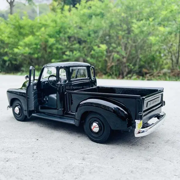 Maisto 1:25 Chevrolet 3100 Pickup Model - Image 5