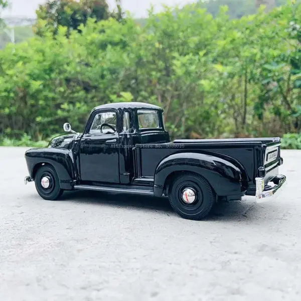 Maisto 1:25 Chevrolet 3100 Pickup Model - Image 2