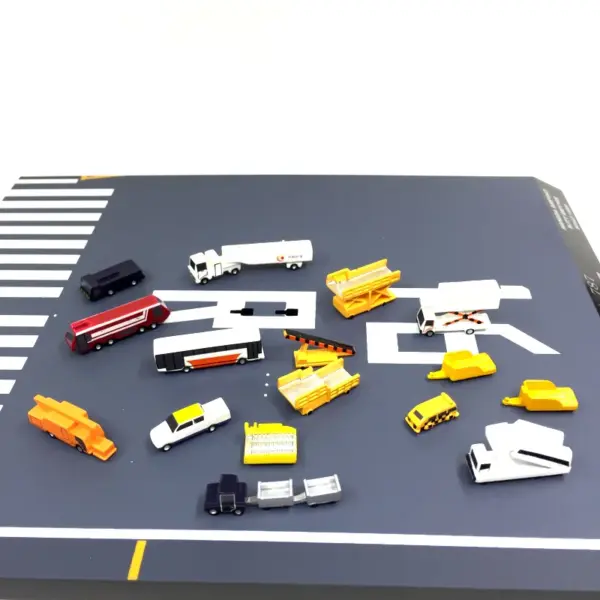 1/400 Scale Airport Support Vehicle and Tower Model Set - Image 5