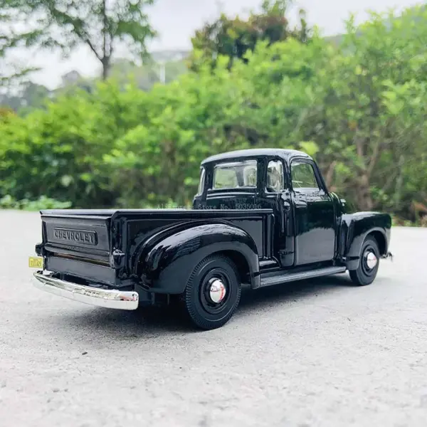 Maisto 1:25 Chevrolet 3100 Pickup Model - Image 3