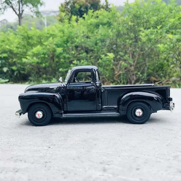 Maisto 1:25 Chevrolet 3100 Pickup Model - Image 4