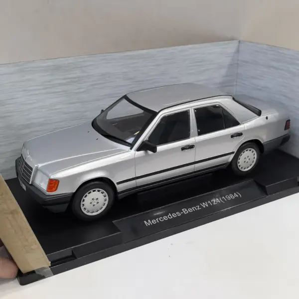 Diecast Mercedes-Benz W124 E300 1984 Model Toy - Image 2