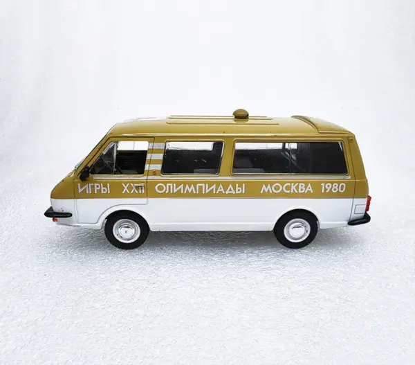 Latvian RAF 2203 1:43 Diecast Model Car - Image 5