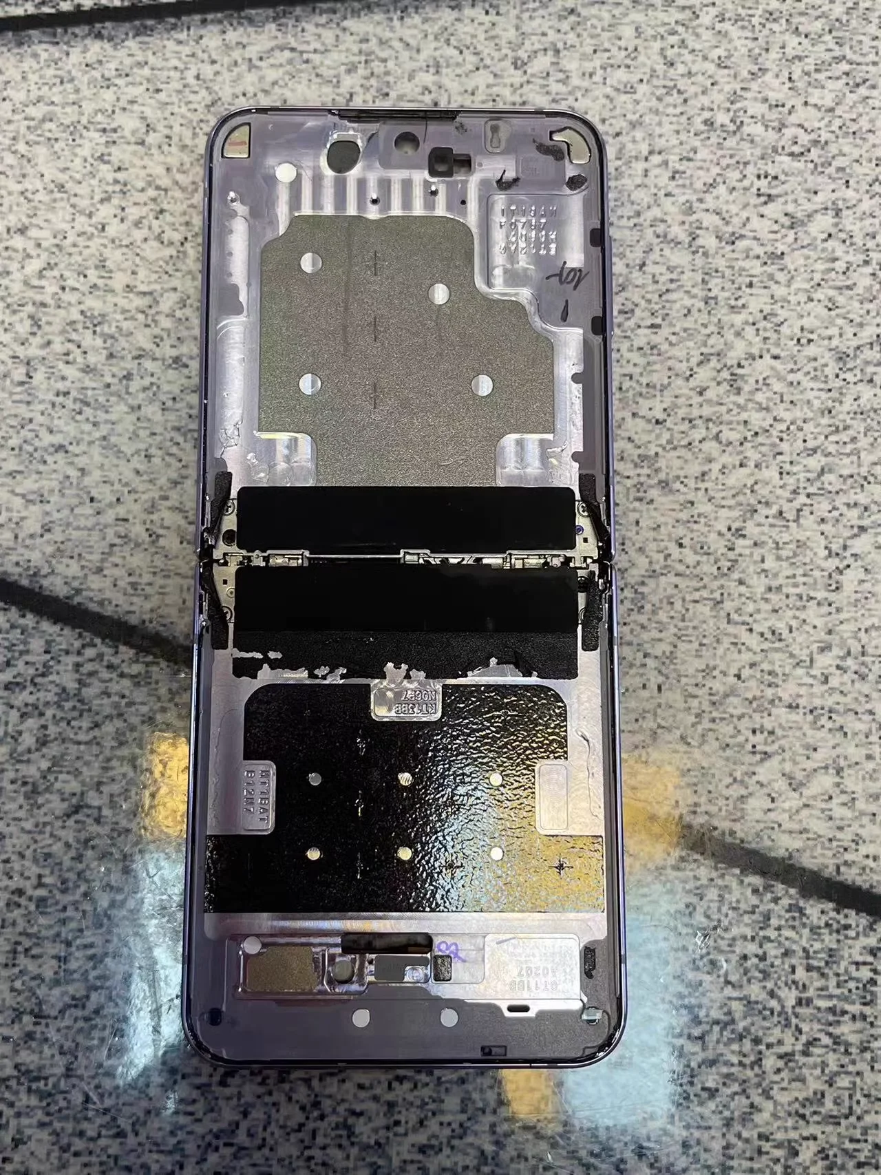 Samsung Galaxy Z Flip 4 F721 Middle Frame Housing 6 Samsung Galaxy Z Flip 4 F721 Middle Frame Housing - Image 6