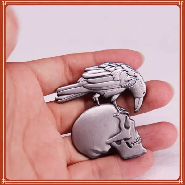 Crow Skull Metal Brooch for Unisex Fashion - Image 3