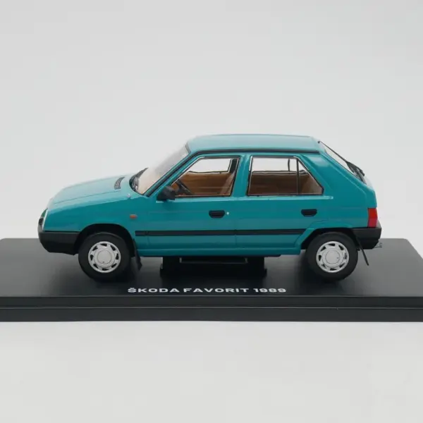 IXO 1:24 ŠKODA FAVORIT Diecast Car Model - Image 2