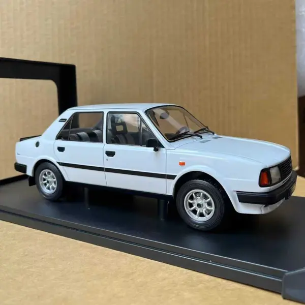 IXO 1:18 SKODA 130L Alloy Model Car Collection - Image 4