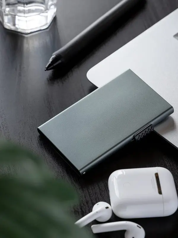 Minimalist Metal RFID Blocking Wallet for Men - Image 4