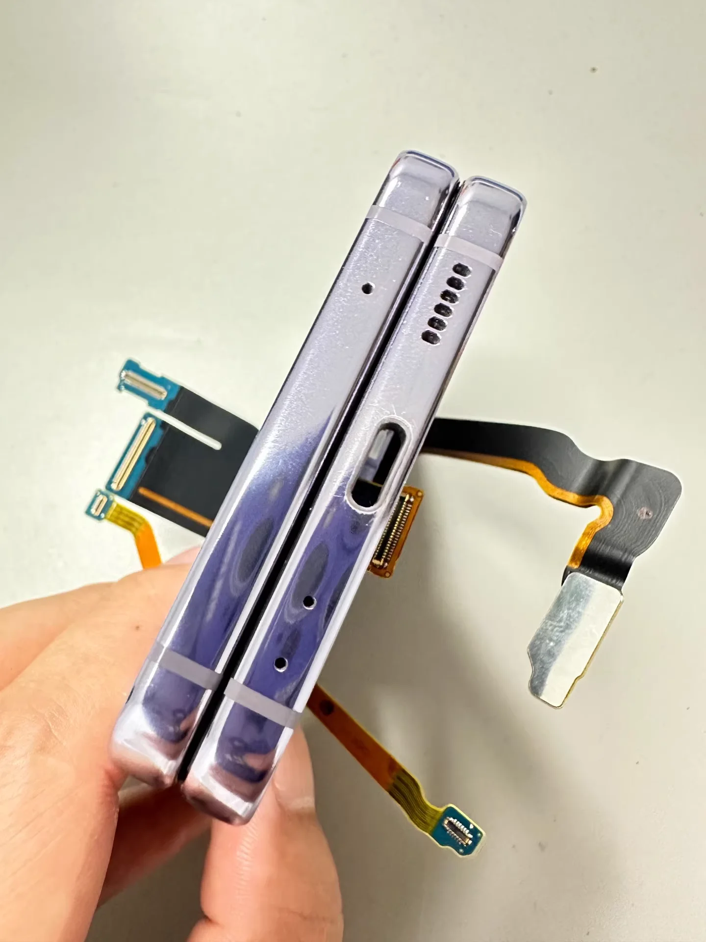 Samsung Galaxy Z Flip 4 F721 Middle Frame Housing 3 Samsung Galaxy Z Flip 4 F721 Middle Frame Housing - Image 3