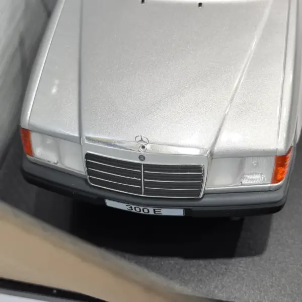 Diecast Mercedes-Benz W124 E300 1984 Model Toy - Image 5
