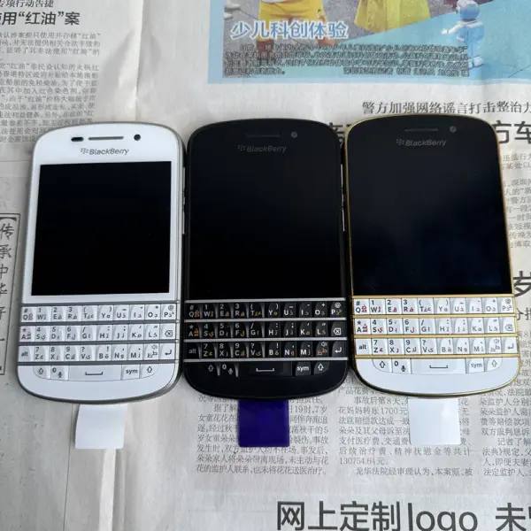 BlackBerry Q10 Vintage Cellphone with QWERTY Keyboard - Image 2
