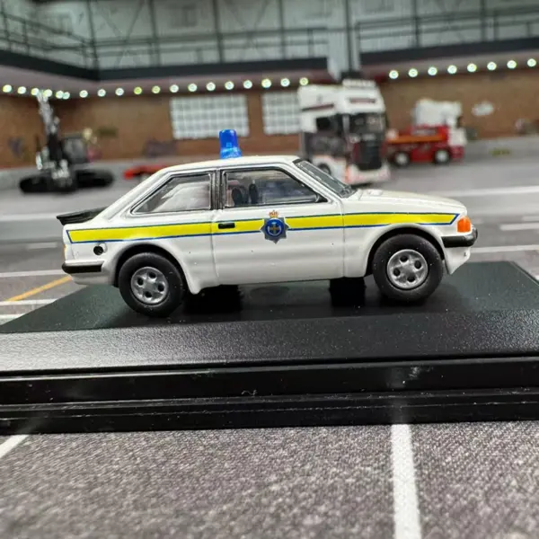 Oxford 1:76 Diecast Ford Police Car Model - Image 4