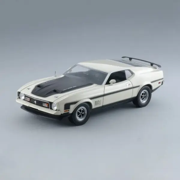 SunStar 1:18 Scale 1971 Ford Mustang Mach I Model - Image 4