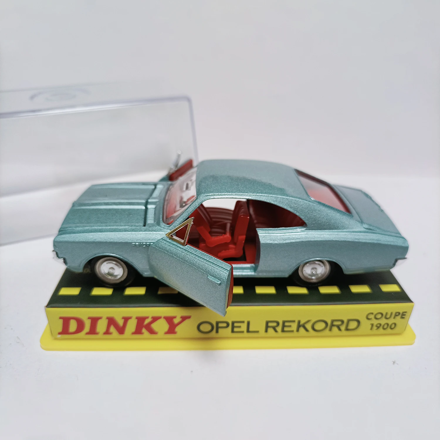 Dinky 1:43 Opel Rekord Coupe Diecast Model 3 Dinky 1:43 Opel Rekord Coupe Diecast Model - Image 3