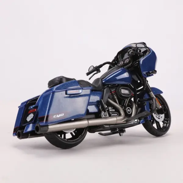Maisto 1:18 2022 CVO Road Glide Replica Motorcycle - Image 5