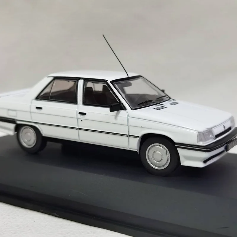 1/43 Scale 1988 GTD Classic Alloy Car Model 3 1/43 Scale 1988 GTD Classic Alloy Car Model - Image 3