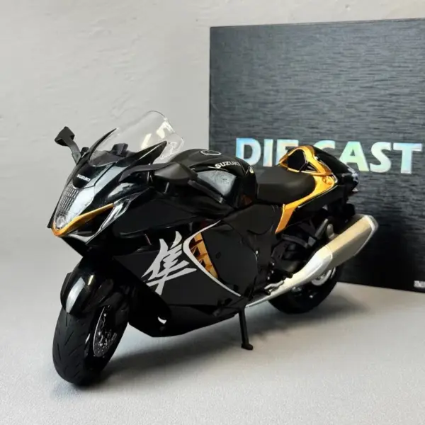 1:9 Suzuki Hayabusa GSX-1300R Diecast Motorcycle Model - Image 4
