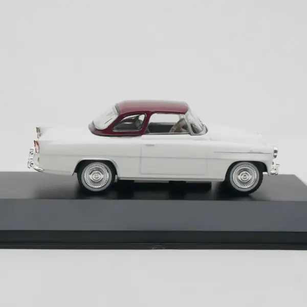 Ixo 1:43 Skoda Felicia Hardtop Diecast Car - Image 3