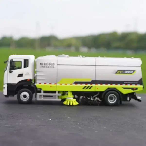 Zoomlion Yingfeng Road Sweeper Scale Model 1:35 Alloy Collection - Image 4