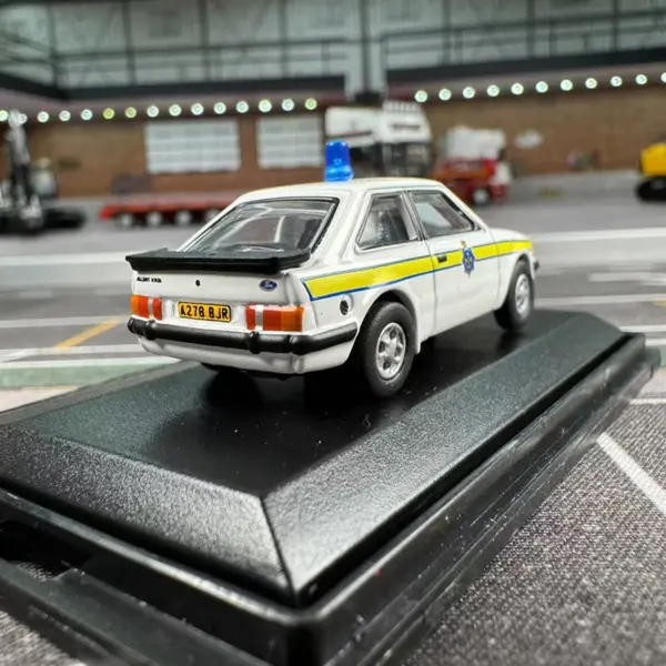 Oxford 1:76 Diecast Ford Police Car Model - Image 3
