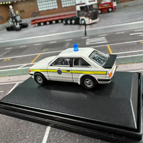 Oxford 1:76 Diecast Ford Police Car Model - Image 5