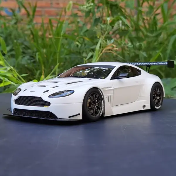 AUTOART 1:18 Aston Martin Vantage V12 GT3 Model - Image 9