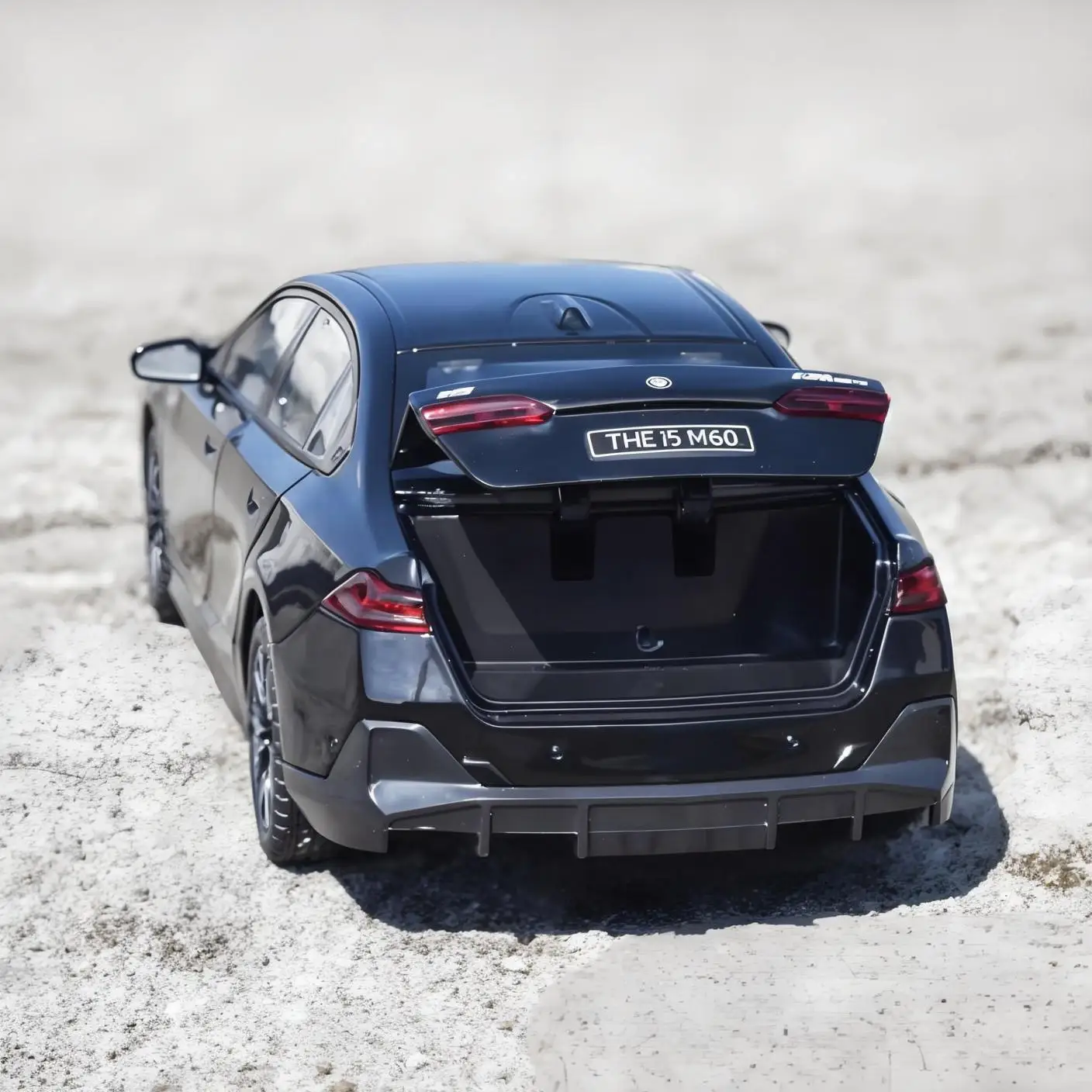 1:24 BMW I5 M60 Xdrive Diecast Model Car 3 1:24 BMW I5 M60 Xdrive Diecast Model Car - Image 3