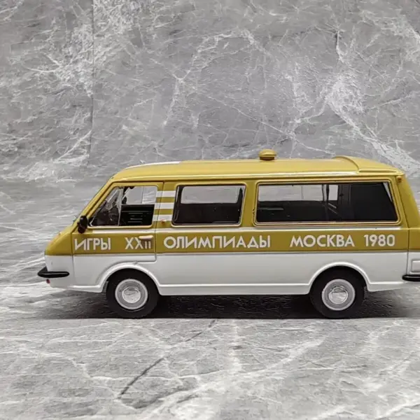 1/43 RAF 2203 MPV Diecast Alloy Van Model - Image 3