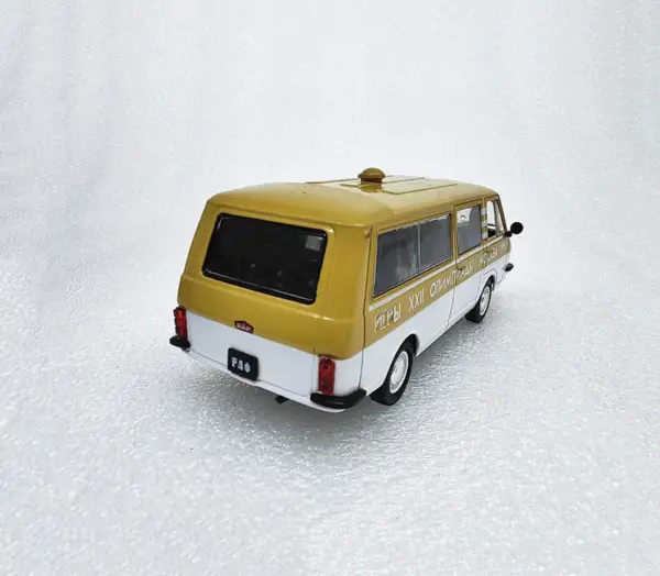 Latvian RAF 2203 1:43 Diecast Model Car - Image 6