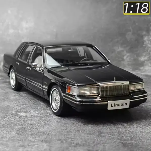 1/18 Lincoln TOWN Metal Alloy Model for Display - Image 2