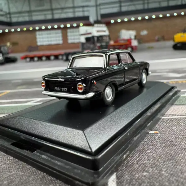 Oxford 1:76 Scale Vintage Diecast Car Model - Image 2