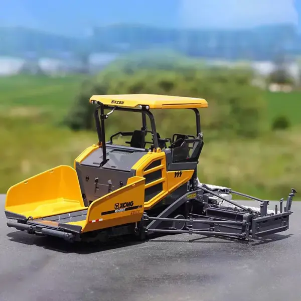XCMG RP1005T Paver Alloy Engineering Model 1:35 Scale - Image 4