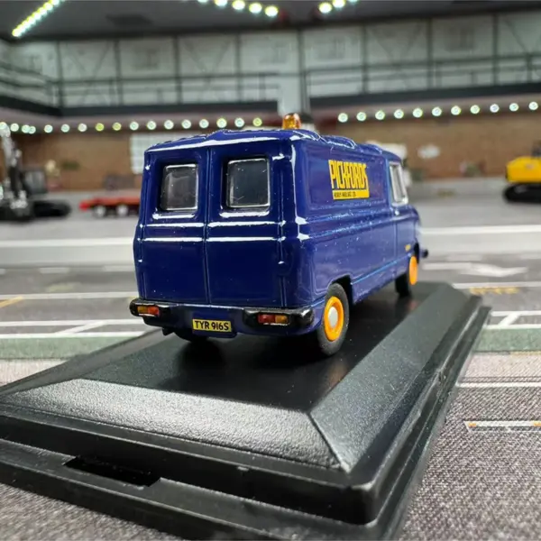 Oxford 1:76 Diecast Freight Transport Van Model - Image 2