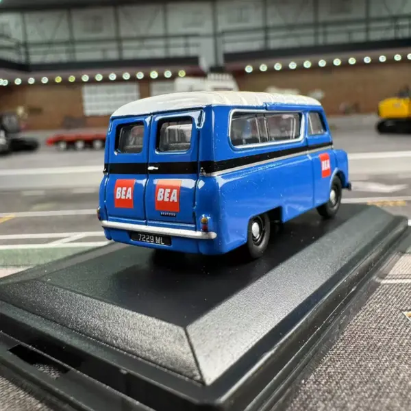 Oxford 1:76 Morris Transport Van Diecast Model - Image 2