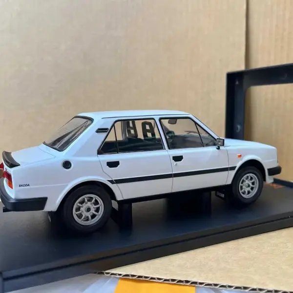 IXO 1:18 SKODA 130L Alloy Model Car Collection - Image 3
